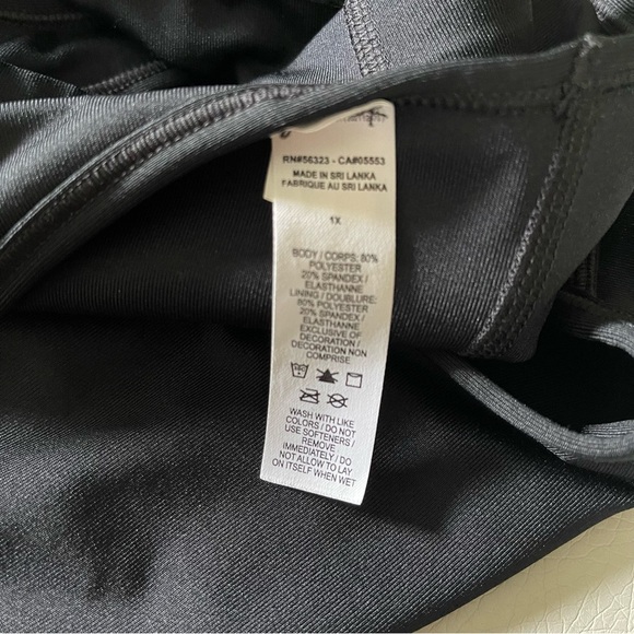 Nike women’s Sports Bra swoosh Size 1X black and white EUC - Picture 5 of 6